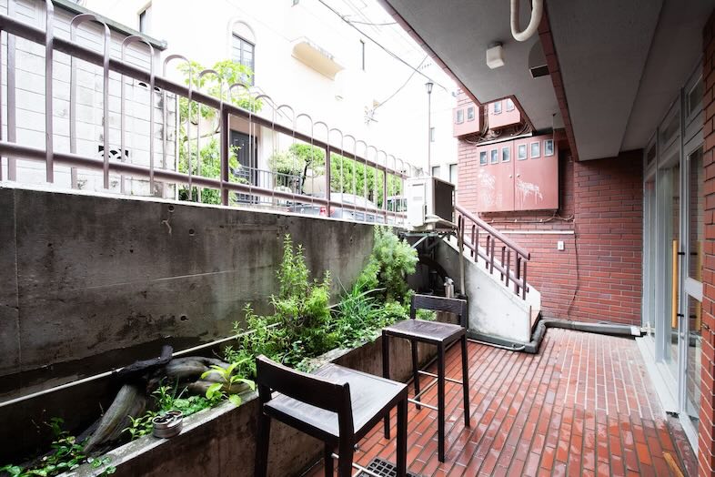 GOBLIN.原宿BAR&GALLERY店｜【外観】レトロなレンガと鮮やか緑が調和した落ち着いたエントランス