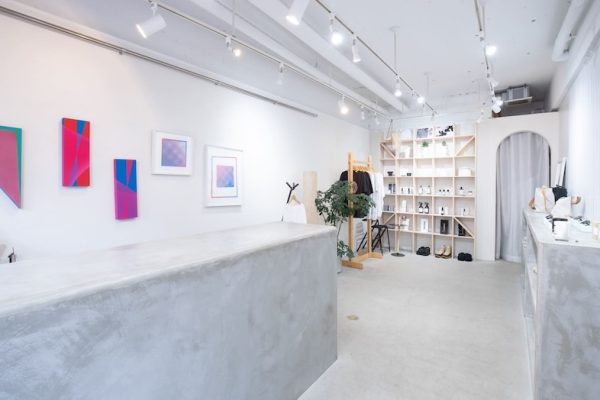 【GALLERY】大きなカウンターと白を基調としたスタイリッシュな空間