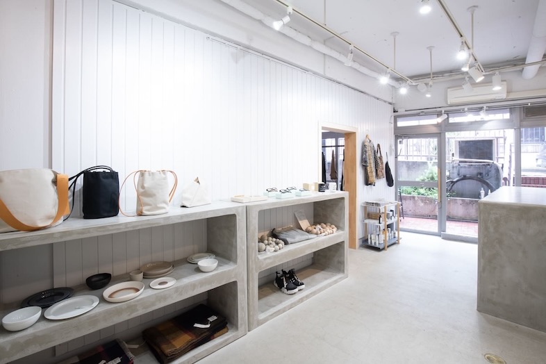 GOBLIN.原宿BAR&GALLERY店｜【GALLERY】天井のレールライトが空間全体を明るく照らします