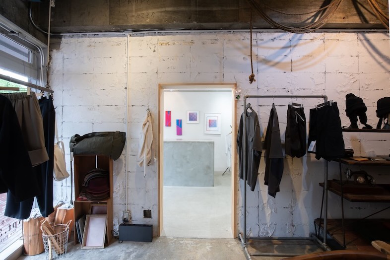 GOBLIN.原宿BAR&GALLERY店｜自然光で撮影できるスタジオ特集｜質感・色味を際立たせたいアパレル撮影におすすめ