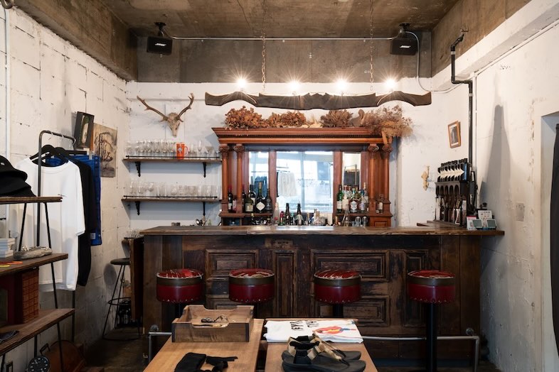 GOBLIN.原宿BAR&GALLERY店｜【BAR】カウンター椅子は４席用意しております