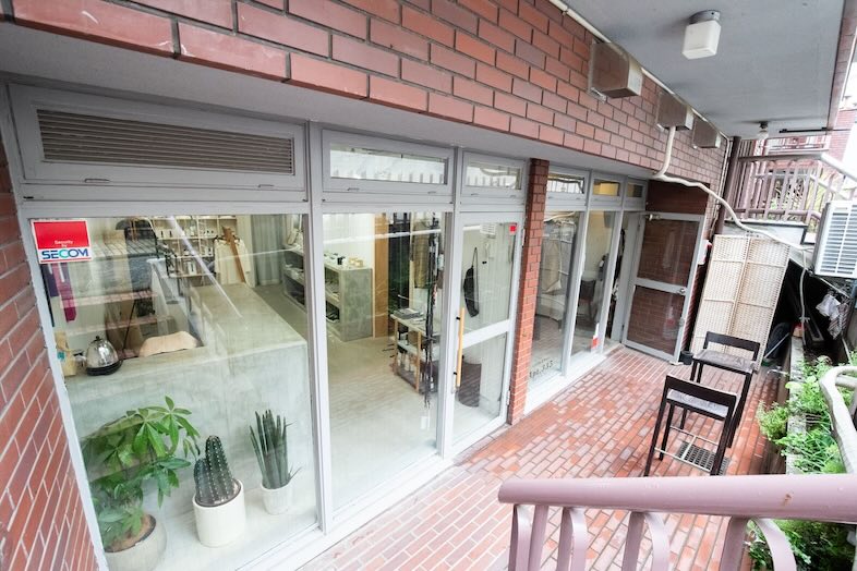 GOBLIN.原宿BAR&GALLERY店｜【外観】開放的なガラス張りのエントランスのため外から室内の撮影も可能