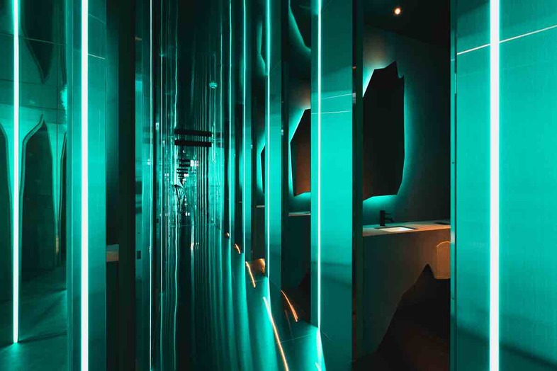 BAIA STUDIO｜【1F】鏡面が連なる通路、無限に広がる世界観
