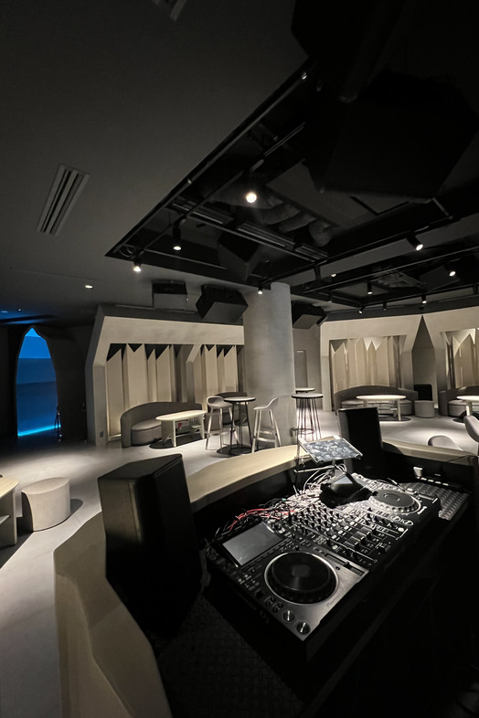 BAIA STUDIO｜【1F】DJブースと広々としたソファーブース