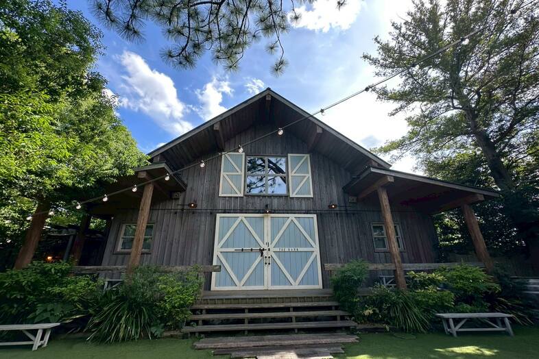 BARN&FOREST148｜大きな納屋の外観と青い扉が印象的な挙式会場