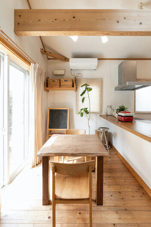 guesthouse MOSHIMO｜【LDK】開口部から自然光が差し込む空間では食卓シーンや朝の暮らしを思わせるナチュラルな撮影が可能