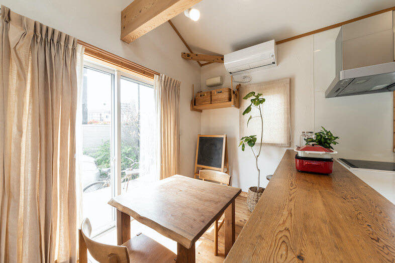guesthouse MOSHIMO｜【LDK】窓辺のダイニングテーブルでは食事やティータイムなど自然体の日常シーンが撮れる