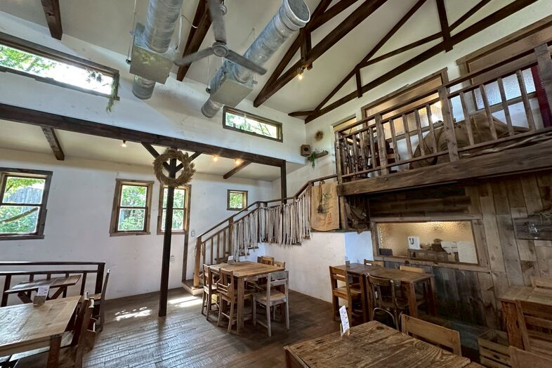 BARN&FOREST148｜ロフト付きヴィンテージなカフェ店内