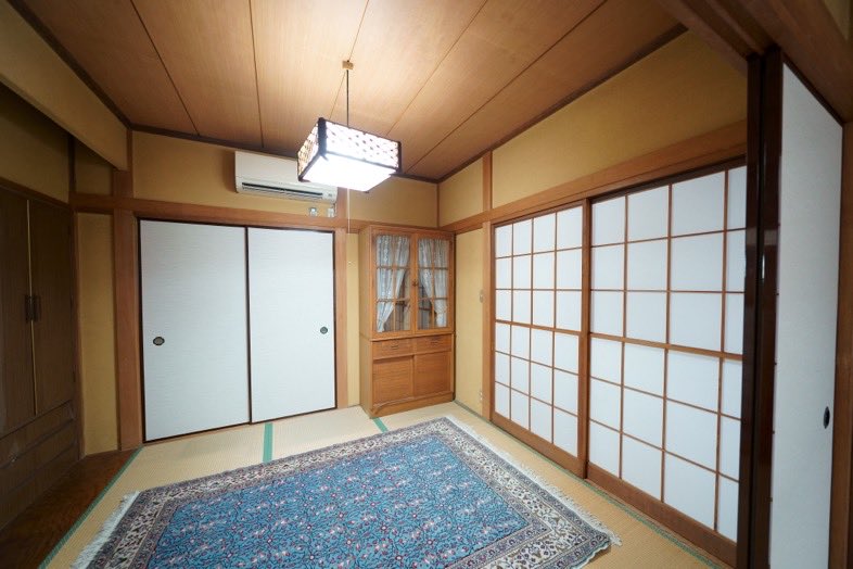 ノーマンハウス馬込｜【母屋1F】障子、襖、ラグ、シーリングライト、木目天井、畳が印象的な和室