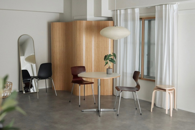 OLUE STUDIO｜白壁とグレー床のシンプルなダイニングコーナー※家具や備品は元の位置に 必ずお戻しください