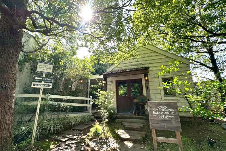 BARN&FOREST148｜木漏れ日が差し込む森の小屋「花ログ」