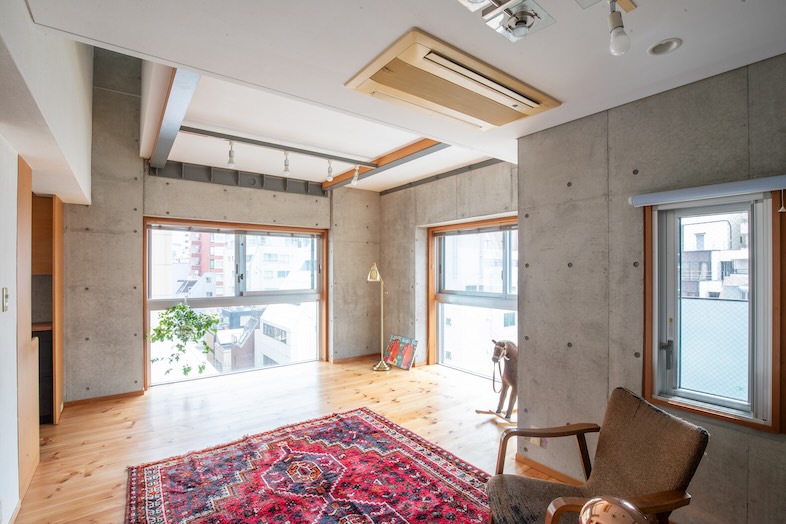 apartment2122｜大きな窓から光が差し込むコンクリート空間