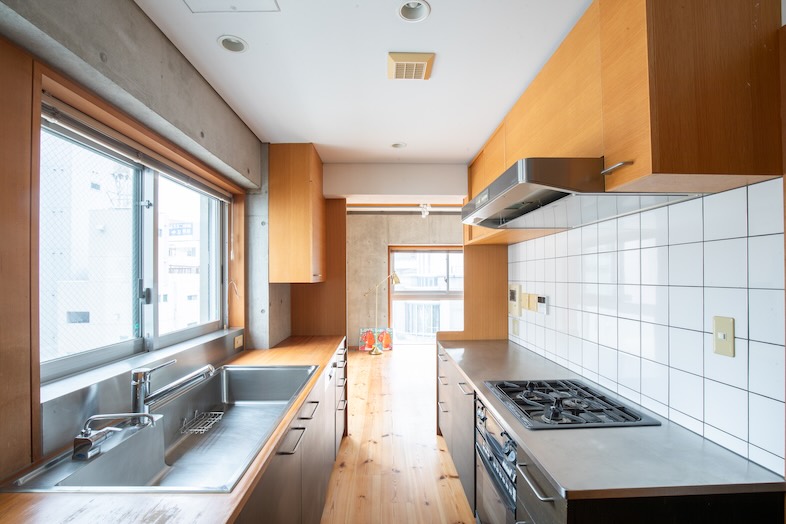 apartment2122｜木目と白タイルが調和した明るいキッチン