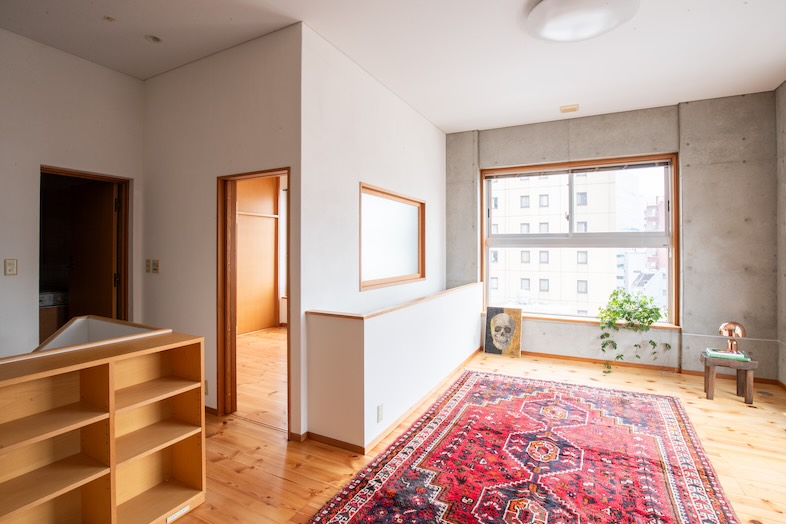 apartment2122｜大きな窓と打ち放しコンクリート壁が印象的な空間