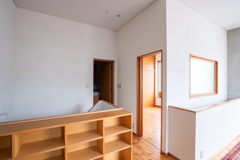 apartment2122｜シンプルな壁面と木製家具が映える室内