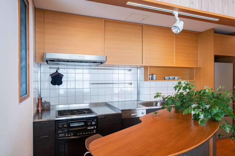 apartment2122｜カウンターテーブルを備えたキッチン