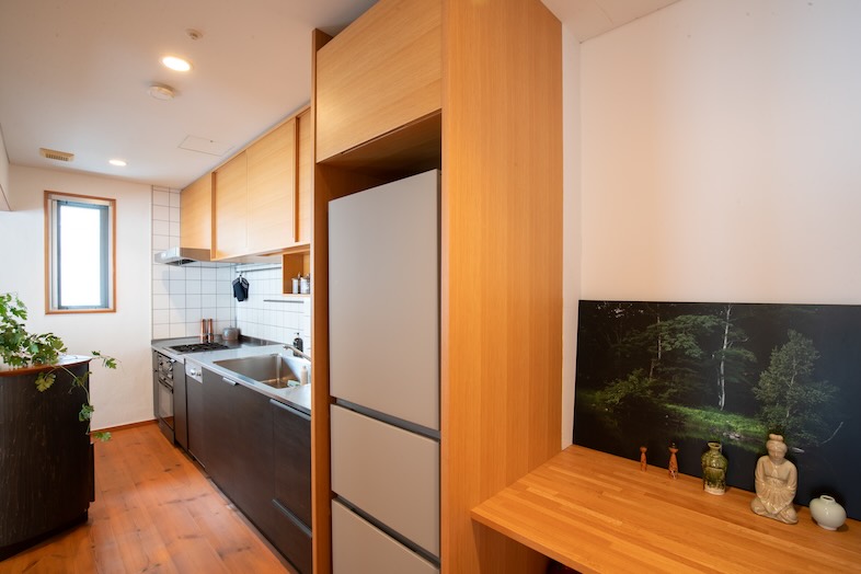 apartment2122｜大型冷蔵庫を備えたキッチン