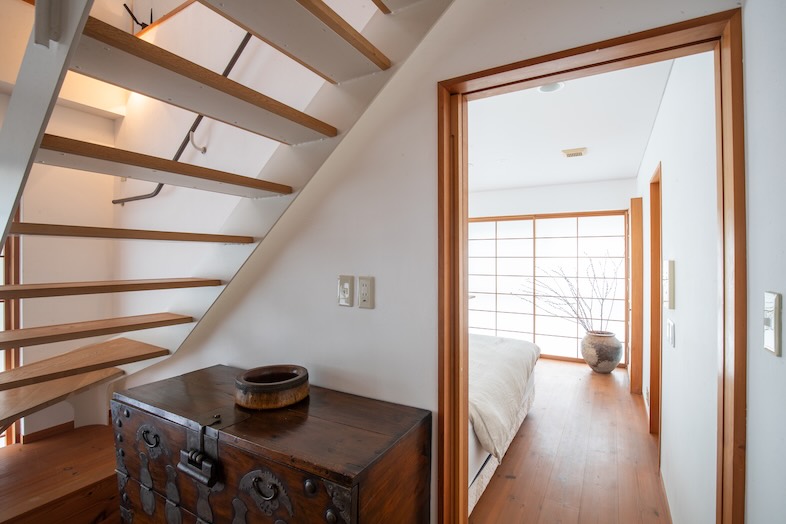 apartment2122｜階段から居室へ続く構図