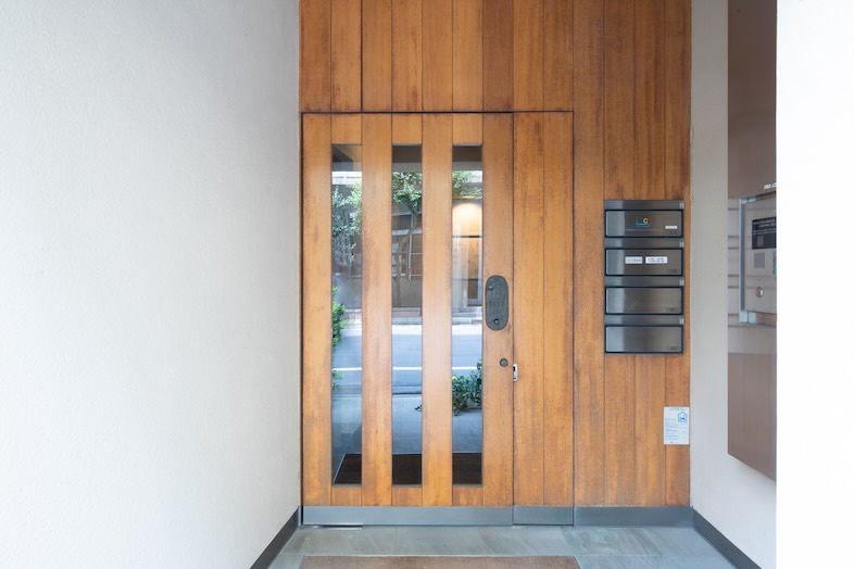 apartment2122｜木製ドアが印象的なエントランス