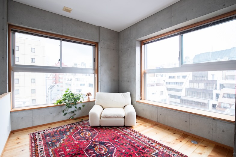 apartment2122｜二面採光の窓から自然光がたっぷり差し込む空間