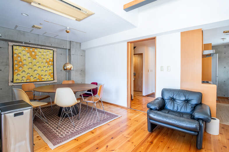 apartment2122｜コンクリート壁とウッド床が調和するダイニングは、生活シーンの撮影におすすめ