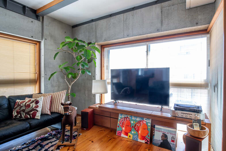 apartment2122｜大きな窓とアートが彩る、洗練されたリビングでくつろぎシーンの撮影に