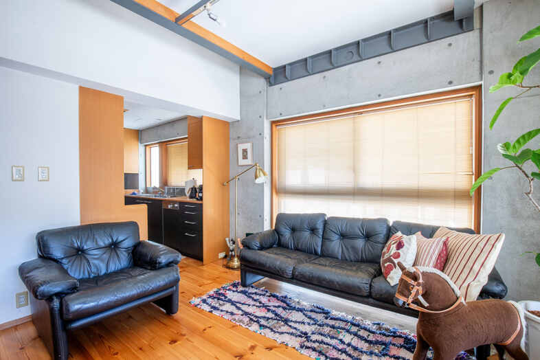 apartment2122｜黒いソファとコンクリート壁が印象的なリビングは対談撮影にも