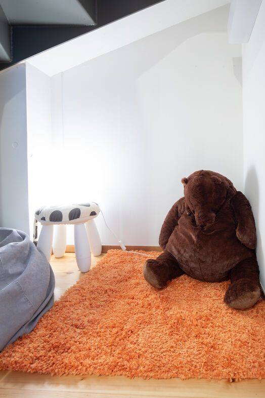 apartment2122｜白壁とオレンジのラグがアクセントの一角はキッズシーン撮影に