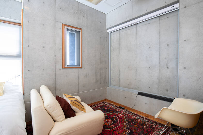 apartment2122｜赤いラグと白いソファが空間を彩ります