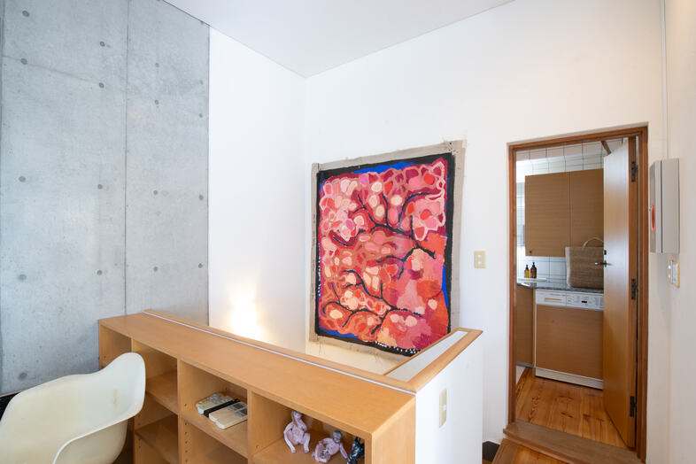 apartment2122｜白壁に鮮やかなアートが目を惹く階段