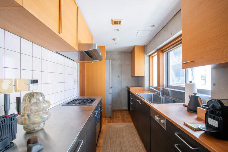 apartment2122｜木目と黒い収納が連なるキッチンは調理シーンの撮影にぴったり