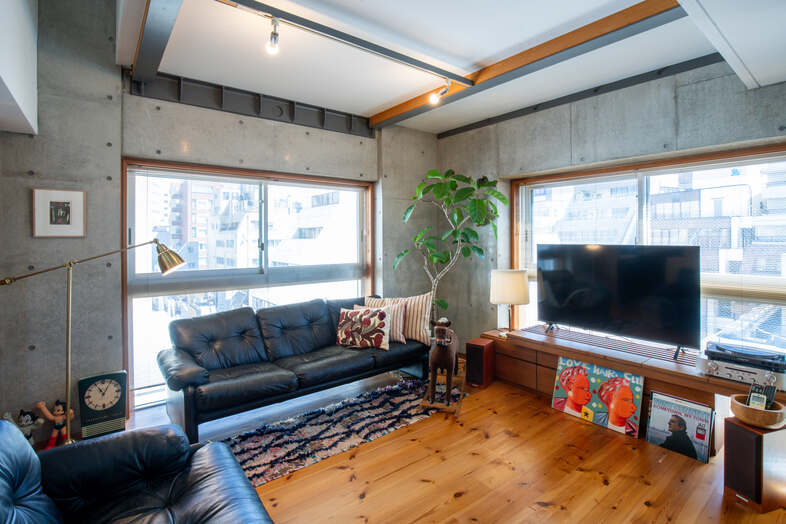 apartment2122｜二面の窓と黒いソファが印象的なリビングは家族団らんシーンにおすすめ