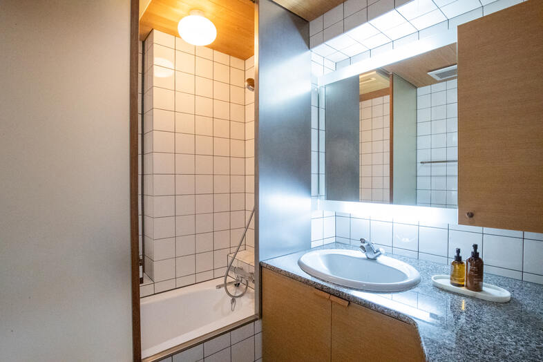 apartment2122｜白いタイルと木目を組み合わせた洗面浴室は生活シーンにマッチ