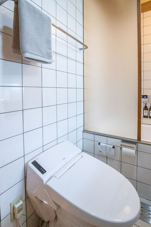 apartment2122｜白いタイルで統一されたトイレは清潔感ある生活カットにおすすめ