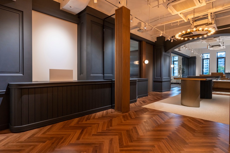 九段下 Design Office｜黒い腰壁と木柱が印象的な、洗練されたエントランス