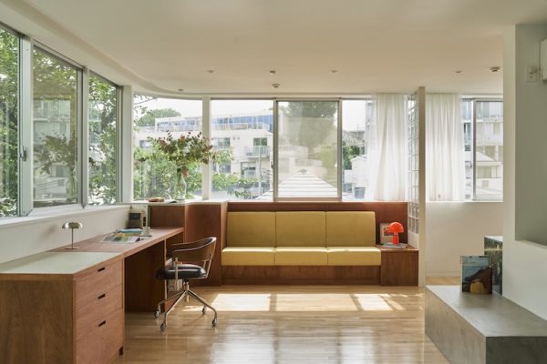 【ROOM-1】大きな曲線窓は空間を開放的に見せてくれます