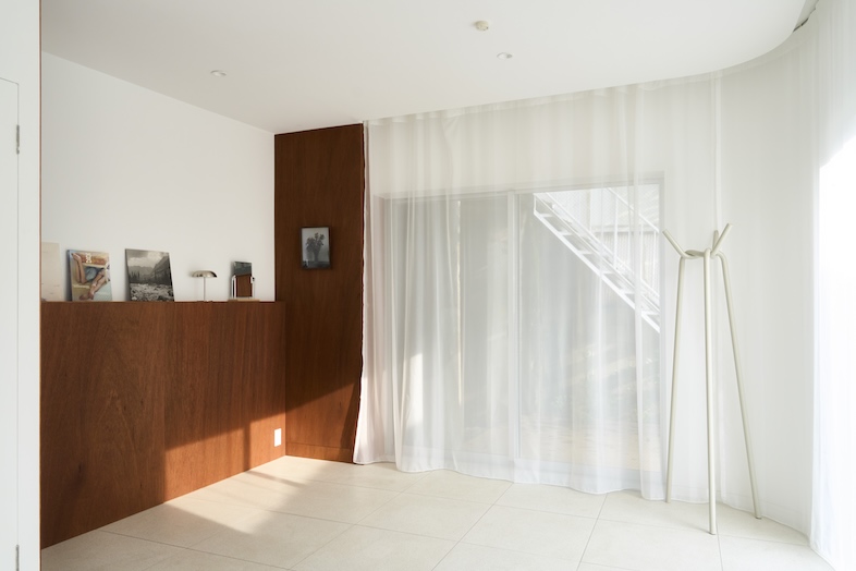 THE HOME｜【ROOM-2】ウッド壁の寝室、ライフスタイル撮影に
