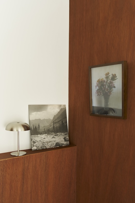 THE HOME｜【ROOM-2】調和がとれた白壁とウッド壁