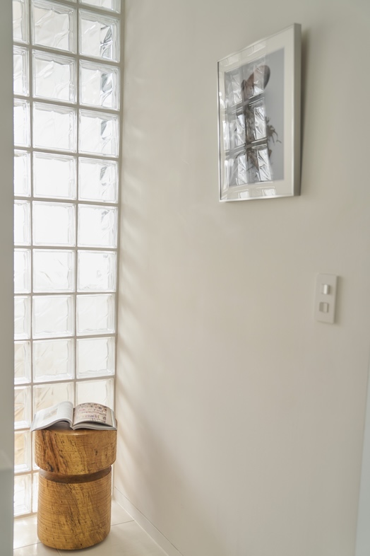 THE HOME｜【ROOM-2】グラスブロックから差し込む自然光を使いポートレート撮影も