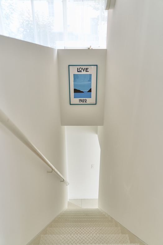 THE HOME｜アートが飾られた階段スペース