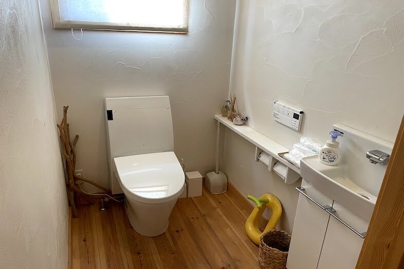 guesthouse MOSHIMO｜【トイレ】窓から光も入る明るくて清潔感のあるトイレ