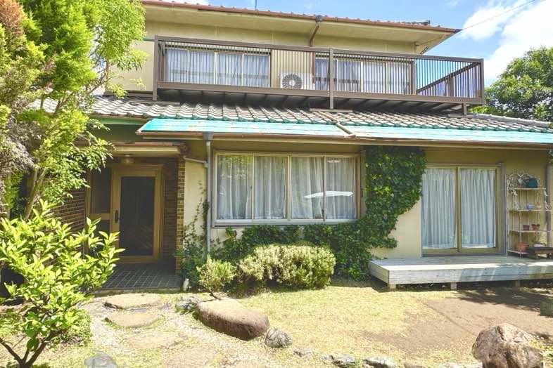 ノーマンハウス馬込｜【外観】植樹と芝生、縁側