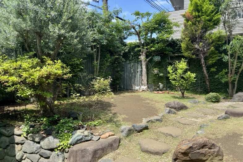 ノーマンハウス馬込｜【庭】木々と飛び石