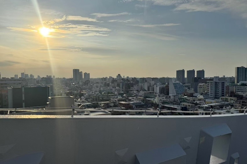 軍艦ビル｜夕暮れへと移り変わる空と街並み