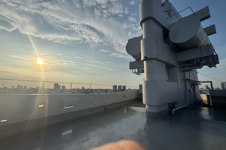 軍艦ビル｜屋上設備をアクセントにした無機質な背景と夕景