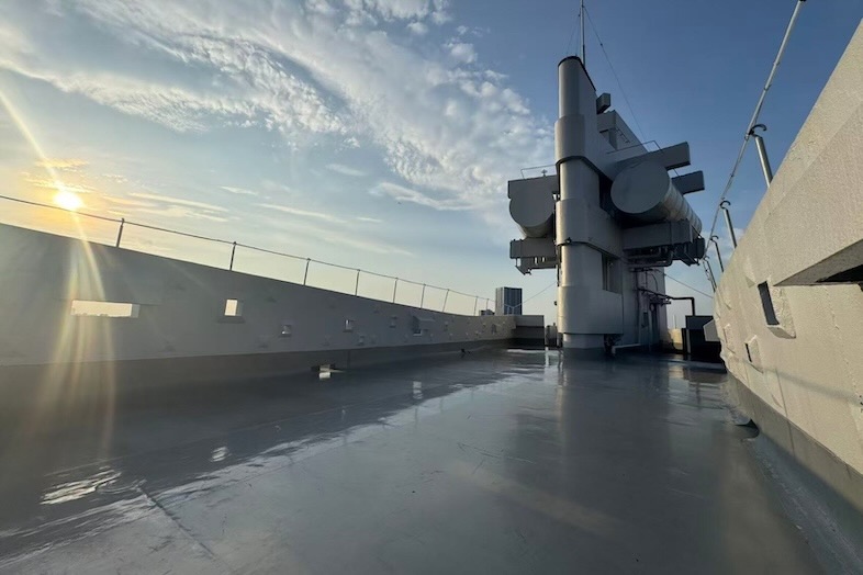 軍艦ビル｜広々とした屋上スペースは、空を背景に開放感ある撮影が可能