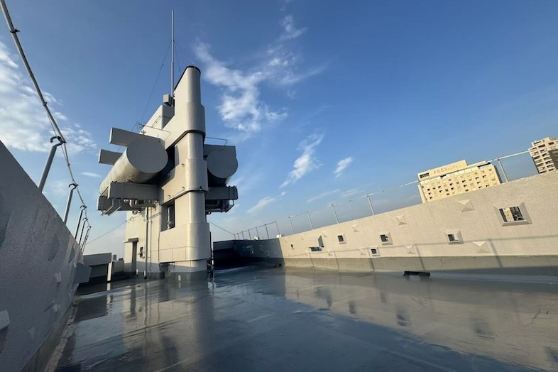 軍艦ビル｜青空に映える屋上ロケーション