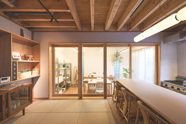 khaatt tamagawa｜【1F】木の建具で仕切るカウンター空間