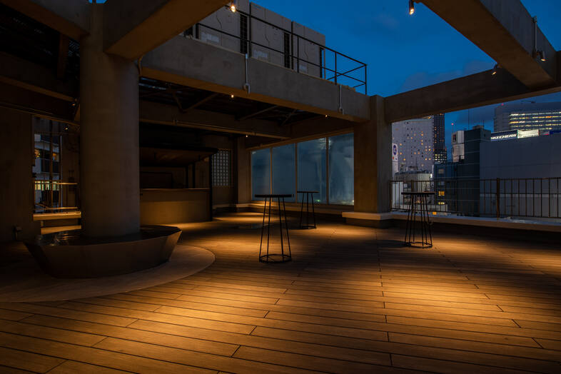 BAIA STUDIO｜【ROOFTOP】夜景を望む、開放感あふれる屋上テラス