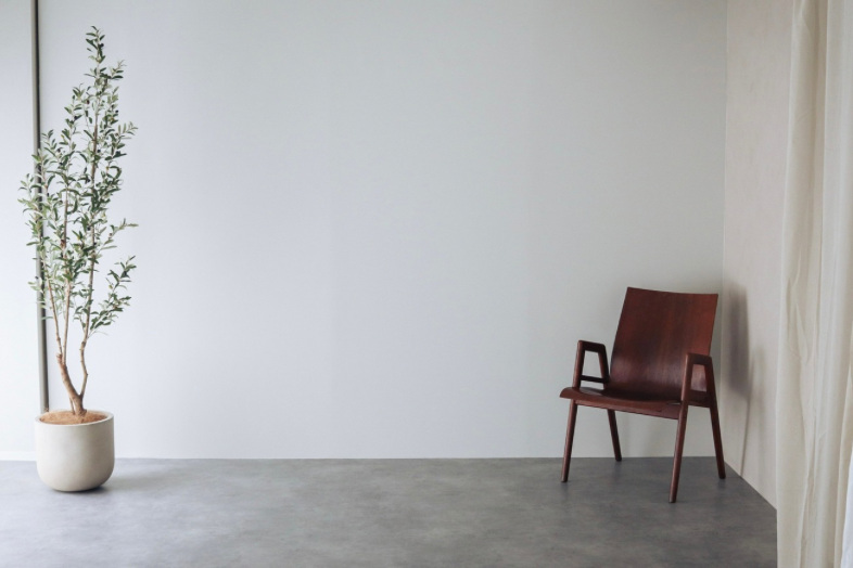 OLUE STUDIO｜白壁を背景にポートレート撮影が可能